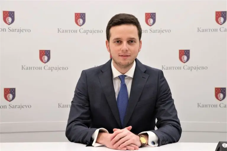 Kad populizam izađe na vidjelo: Premijer KS i direktor GRAS-a podnijeli “ostavke”, a i dalje dolaze na posao