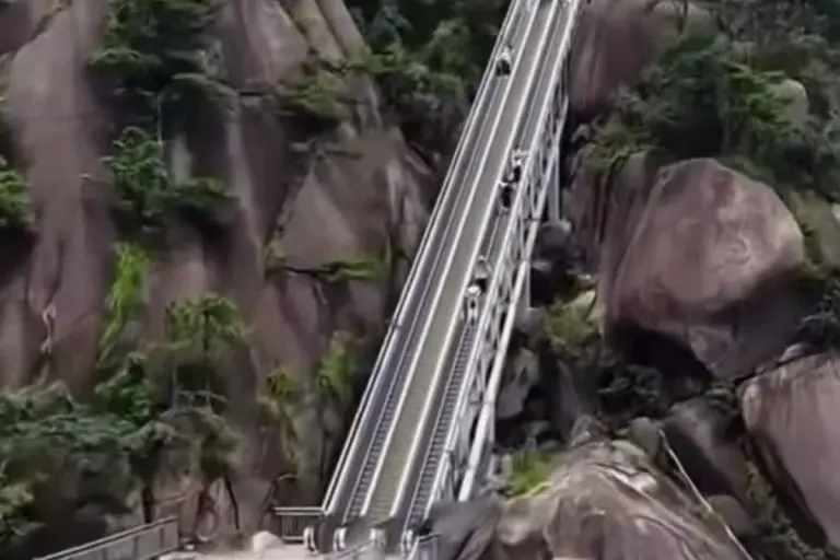 Oboren svjetski rekord: Ovo su najduže pokretne stepenice na svijetu (VIDEO)