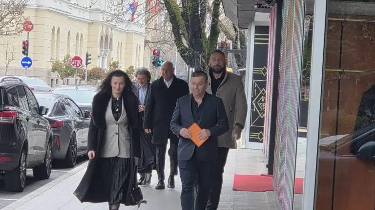 (FOTO) KO KROJI IZBORNU LISTU? Pogledajte ko je sve stigao na prelomni sastanak opozicije u Banjaluci