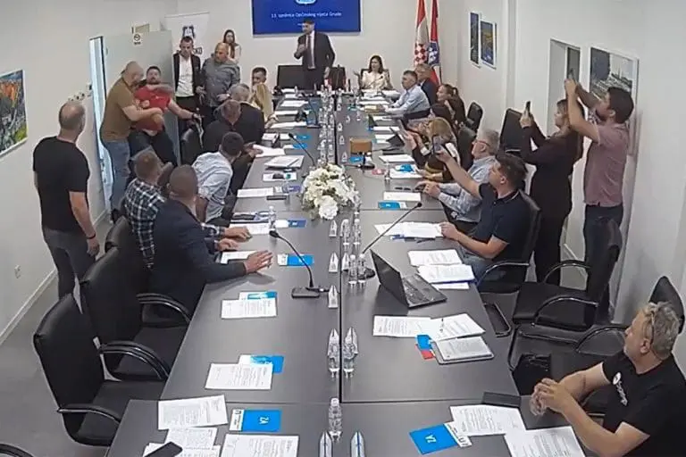 Haos na sjednici u Grudama: Naguravanje na ulazu, poslanik ostao bez majice prije sjednice (VIDEO)
