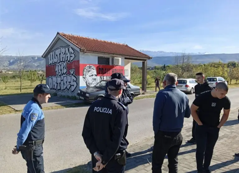 Građani u Mostaru pokušali ukloniti mural ratnom zločincu Praljku, druga grupa ih u tome spriječila