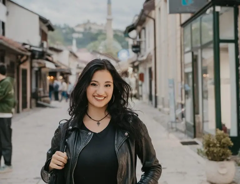 Premijerno pogledajte video spot za pjesmu „Brza kola“ mlade umjetnice Laure Marin