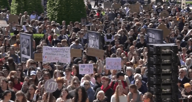 Desetine hiljada čeških studenata u protestu protiv Vlade i novog zakona o javnom servisu: “Medije ne damo”