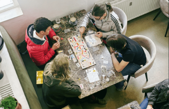 U Beču otvoren neobični kafić u kojem je zabranjeno koristiti mobitel