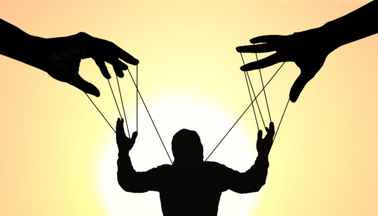 PATRIOTSKE OGRANIČENOSTI I DOMAĆE GLUPOSTI BEZ GRANICA: BOLJE BITI GLUP NEGO SMIJEŠA