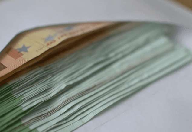 “Nije moje i evo vam nazad”: Čistačica iz Bosne vratila šefu kovertu s novcem, nagrada koju je dobila izazvala žestoku raspravu