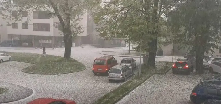 Nevrijeme okovalo Bihać: Grad zabijelio ulice usred proljeća (VIDEO)