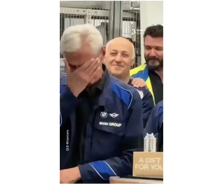 Ovako se radnik ispraća u penziju: Pogledajte šta mu je poslodavac poklonio nakon 45 godina rada