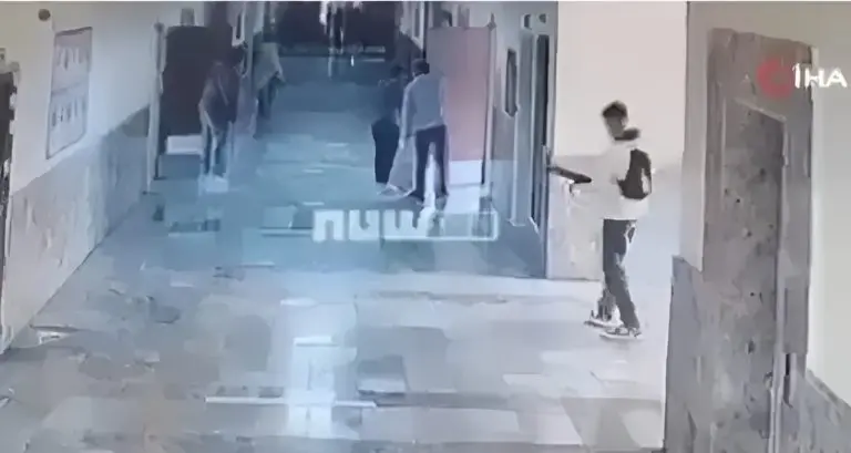 Ranjeno 16 osoba: Kamere snimile trenutak kada naoružani tinejdžer ulazi u školu VIDEO