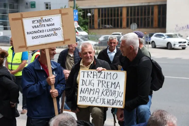 Radnici Krivaje pred zgradom Vlade FBiH: Doći ćemo i postaviti šatorsko naselje!