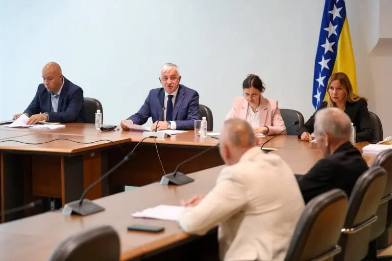 Pojedinci iz Agencije za obrazovanje drže katedre na privatnim fakultetima, a političari na njima doktoriraju