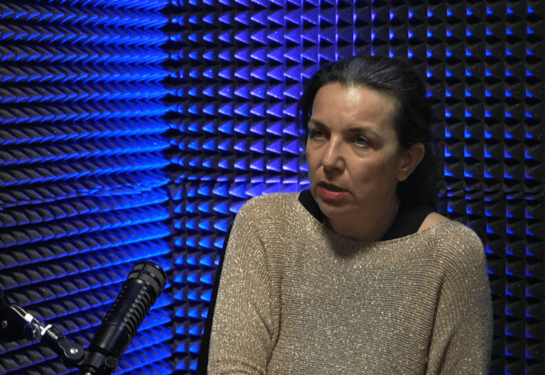 „Mi učimo žene da se obuku pristojno, da ne idu same po mračnim ulicama…, umjesto da učimo sinove da ne tuku i da ne udaraju“ – NOVI BUKA PODCAST