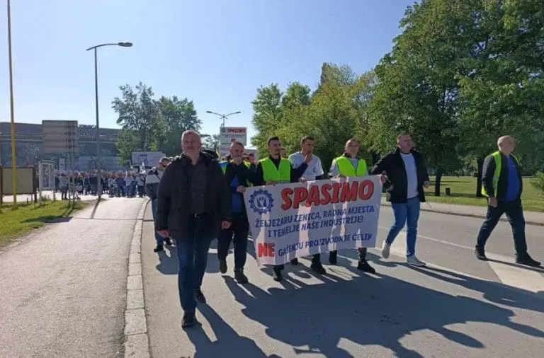 Radnici i transparenti - Željezara Zenica protest 1. maj