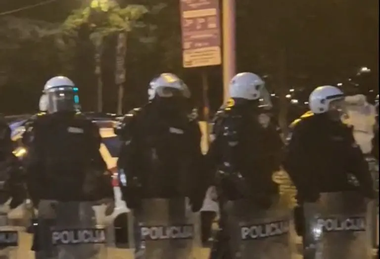 Policija potiskuje masu ka Pravnom fakultetu, bačen suzavac kod Skupštine Srbije, topovski udari