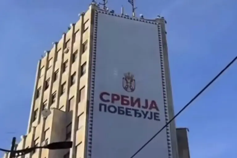 Postavljen bilbord na Palati Albanija u BG koji ugrožava mladunce rijetke ptice. Mali: Biće skinut!