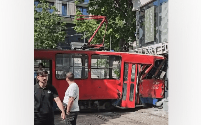 Tramvaj u Beogradu iskočio iz šina: Udario je u zgradu, ima povrijeđenih VIDEO