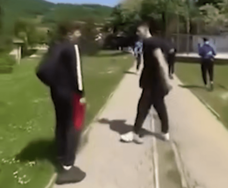 Izudarao dječaka, ostali snimali, niko ga nije pokušao spriječiti (VIDEO)