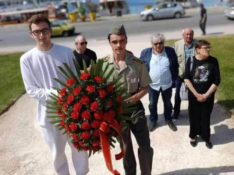 Mladić u uniformi JNA položio vijenac na Titovu bistu u Puli, reagovala policija