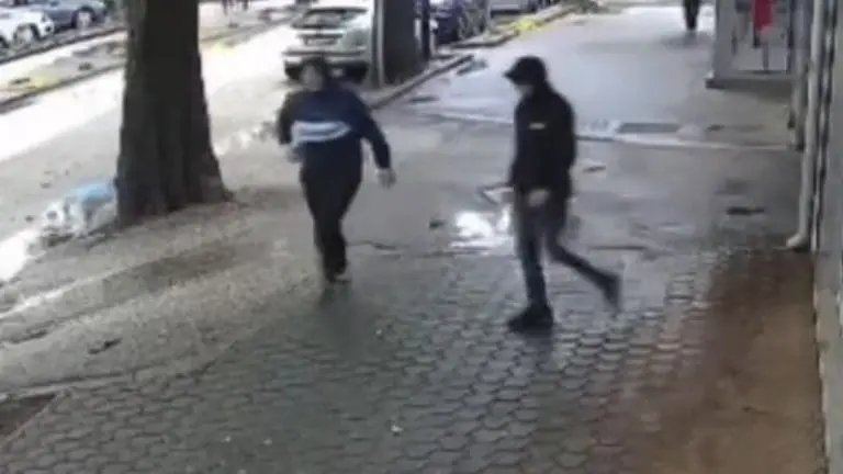 Mostar: Uzeli 1.000 KM iz izgubljenog novčanika, snimila ih nadzorna kamera (VIDEO)