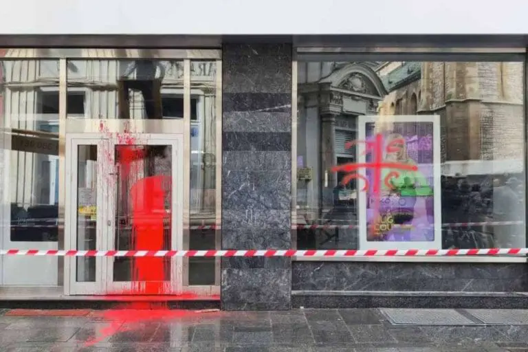 Sarajevo: Na prodavnicama u Ferhadiji bačena crvena boja i ispisano “4S”