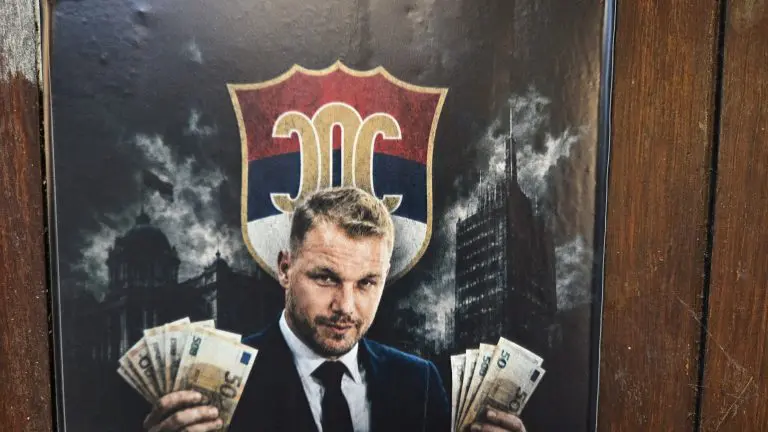 Osvanuli plakati u Banjaluci: Stanivuković sa hrpom EURA, i imena funkcionera SDS-a (FOTO)