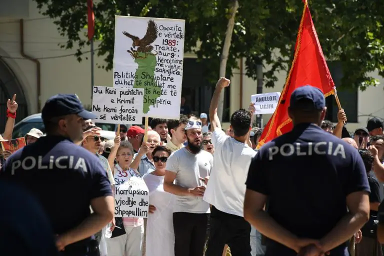 Protest ispred albanskog parlamenta: Demonstranti tražili ostavku premijera Edija Rame