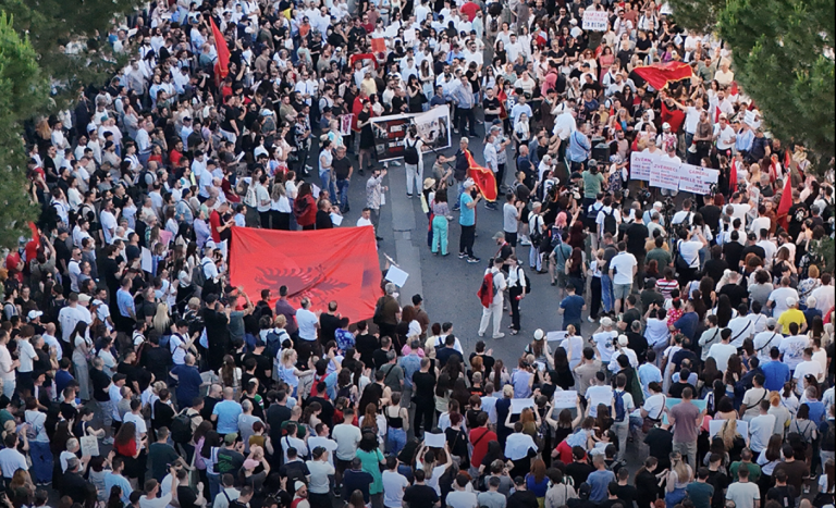 Sve veći protesti u Albaniji zbog turističkog projekta povezanog s Trampovim zetom