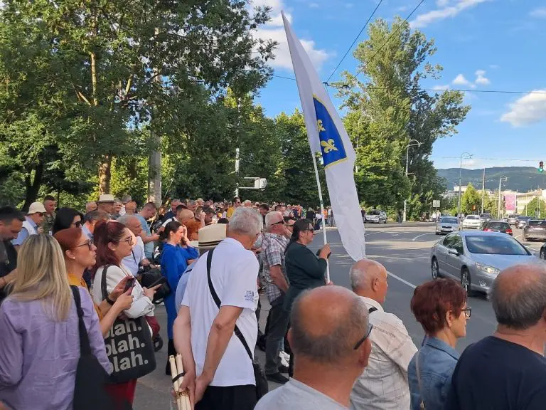 Građani se okupili na protestu ispred OHR-a: Traže da se zadrže ovlaštenja visokog predstavnika