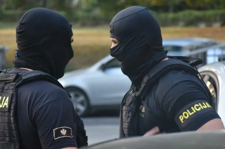 Jake policijske snage u Tivtu: Zabranjen ulaz u zemlju grupi koja je došla iz Beograda