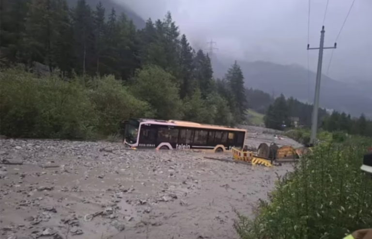 Katastrofalno nevrijeme u Austriji: Bujica odnijela autobus, dramatična akcija spasavanja putnika (VIDEO)
