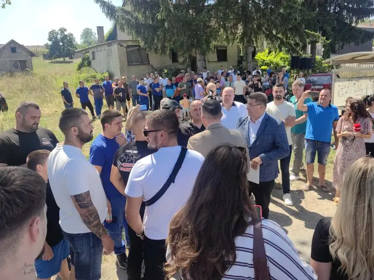 Protest zbog deponije i nestašice vode u toku: Mještani Ramića i Dragočaja traže hitna rješenja (FOTO)