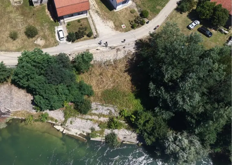 Život na ivici provalije: Mještani Česme strahuju od svake kiše (FOTO)