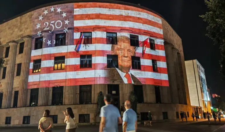 Banjaluka: Palata Republike u bojama američke zastave i sa Trumpom