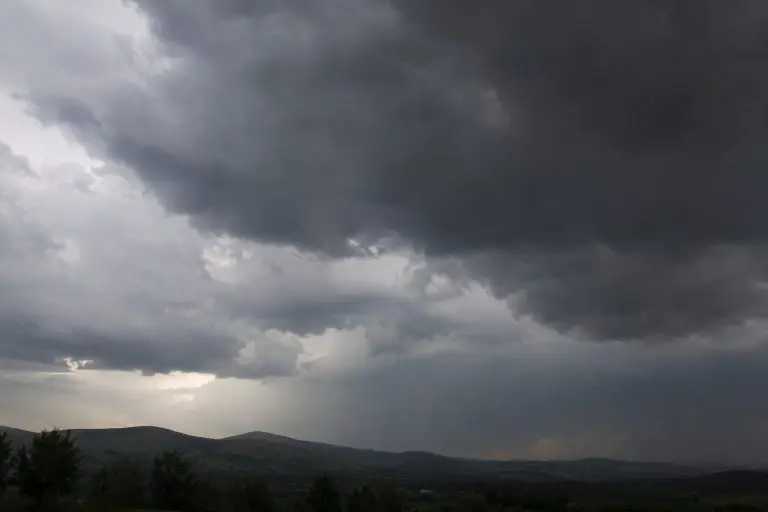 Snažne oluje ostavile 13.000 domaćinstava bez električne energije širom Francuske