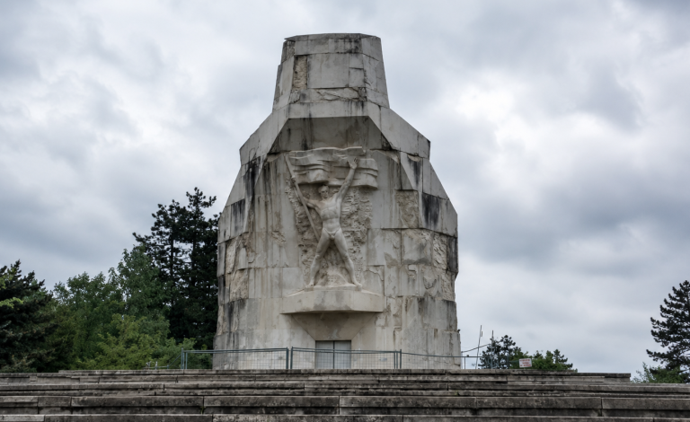 SIMBOL BANJALUKE: Priča o Spomeniku palim Krajišnicima na Šehitlucima koju gotovo niko ne zna