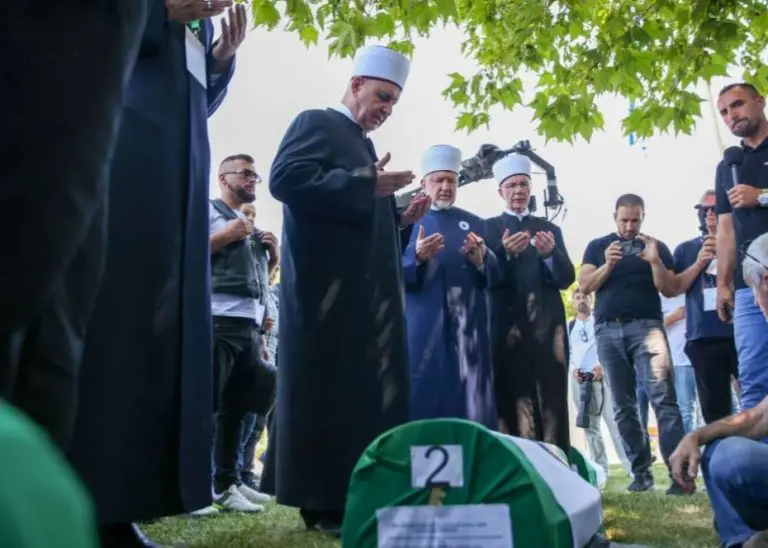 Obilježena 31. godišnjica genocida u Srebrenici, Potočari utihnuli nakon ukopa deset žrtava