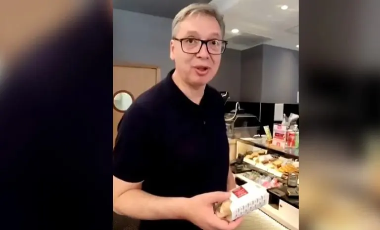 Vučić poslije parade u Parizu otišao na sendvič: “Mi sendvičari to najbolje znamo”