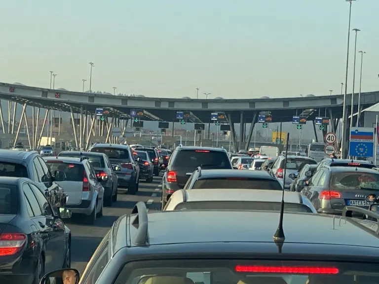 Novi sistem kontrole granica EU izazvao haos: Čekanja na pasoškoj kontroli višestruko duža, putnici propuštaju letove
