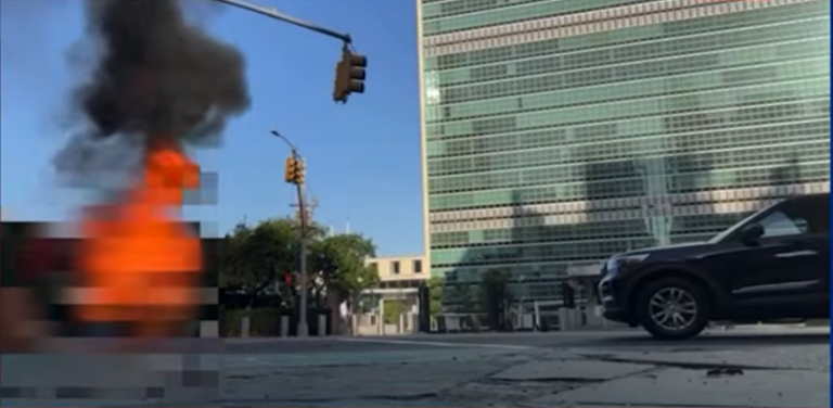 Preminuo muškarac koji se zapalio ispred sjedišta UN-a u New Yorku