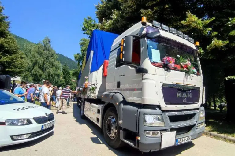 Danas ispraćaj posmrtnih ostataka 10 žrtava genocida u Srebrenici na putu ka Potočarima 