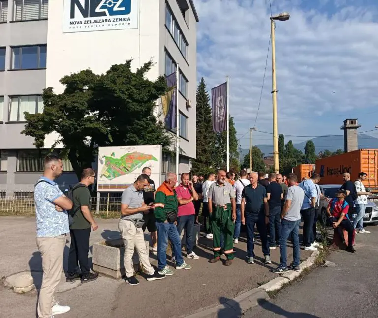 Počeo protest radnika Toplane Zenica: “Dobili smo prijetnje da, ako se skupimo na protest, nikako nećemo dobiti platu”