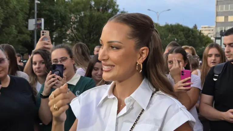 ALEKSANDRA PRIJOVIĆ „OKUPIRANA“ U BANJALUCI: Fanovi je zaustavljali na svakom koraku