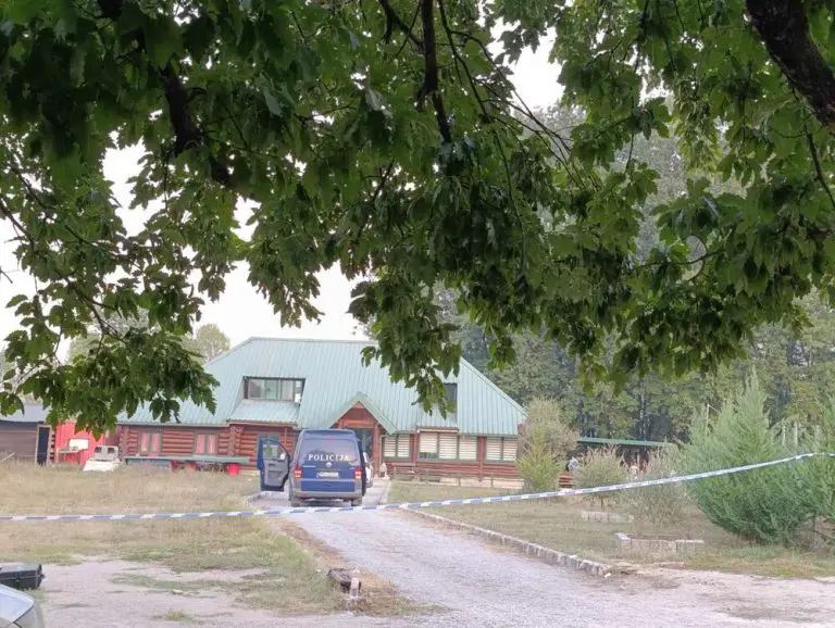 TROSTRUKO UBISTVO U CRNOJ GORI: Policija traga za naoružanim ubicom, građanima naređeno da ostanu u kućama