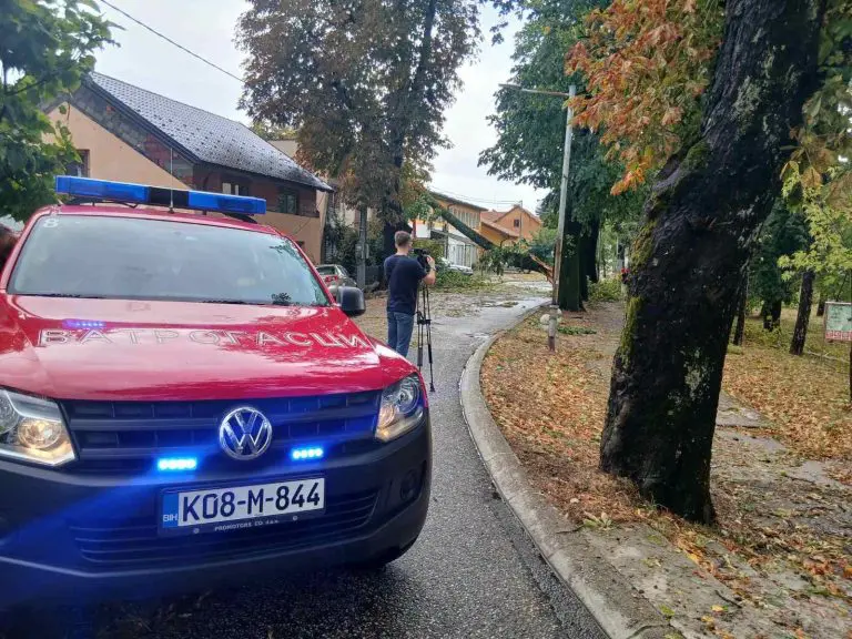 OLUJNO NEVRIJEME POGODILO PRNJAVOR: Oborena stabla, oštećeni automobili i krovovi, cijeli grad ostao bez struje
