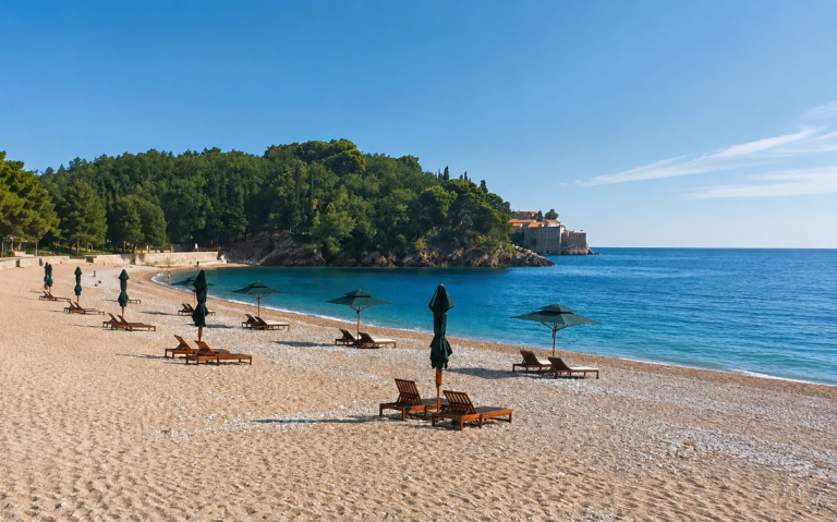 Ležaljke 240 eura, plaža prazna: Da li se najljepši dio crnogorske obale ‘čuva’ za bogate?