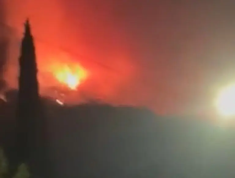 Požar stigao nadomak kuća kod Herceg Novog, pripreme za evakuaciju, stižu i vatrogasci iz Trebinja