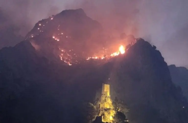 Ogroman požar je nadomak centra Omiša. Sirene se čuju i detonacije, ljudi bježe!