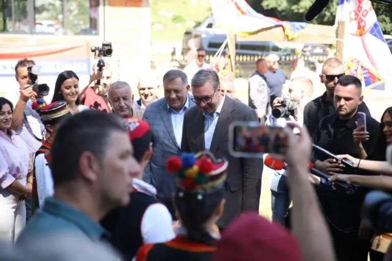 Vučić objasnio: Ja i Dodik smo „mečke Božane“ koje igraju za narod, a ne uzimaju mu pare!