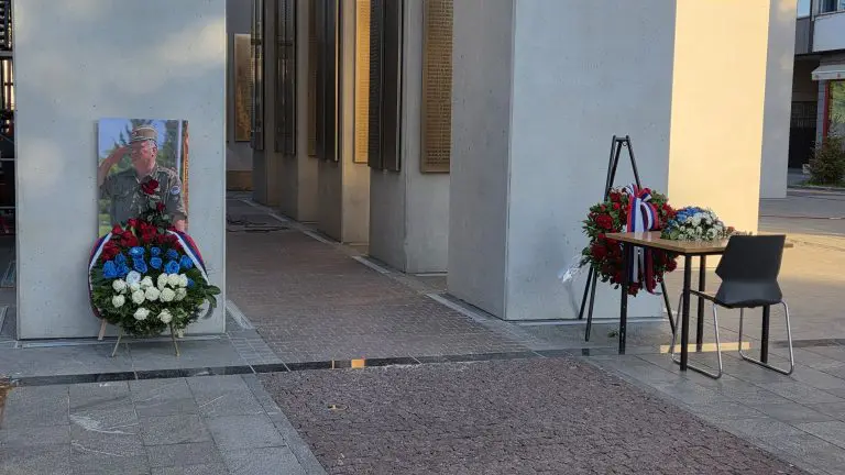 Jutro poslije skupa u Banjaluci: Mladićeva fotografija, vijenci i sto