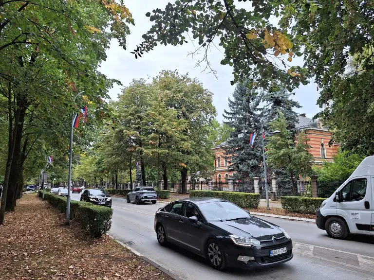 Ulice Banjaluke ukrašene zastavama RS i Srbije